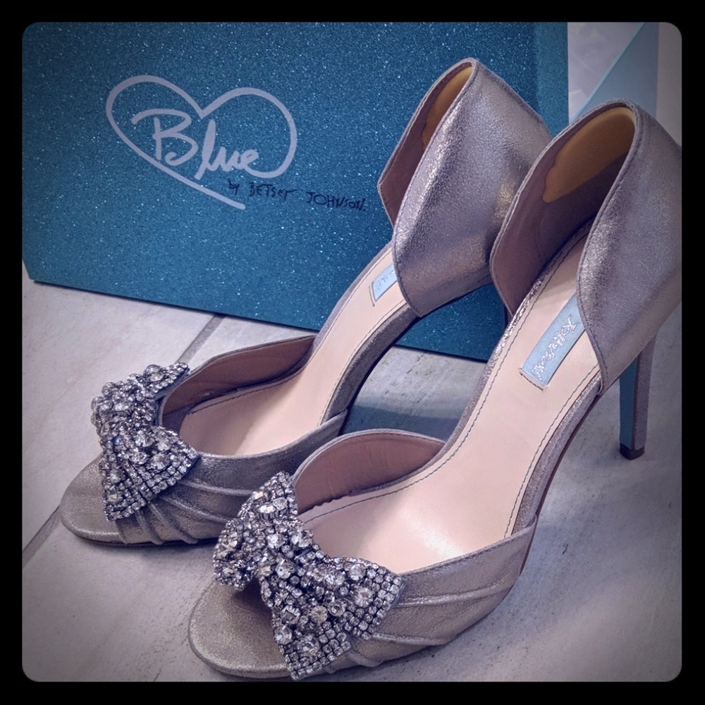 Blue by Betsy Johnson silver peep toe EUC
